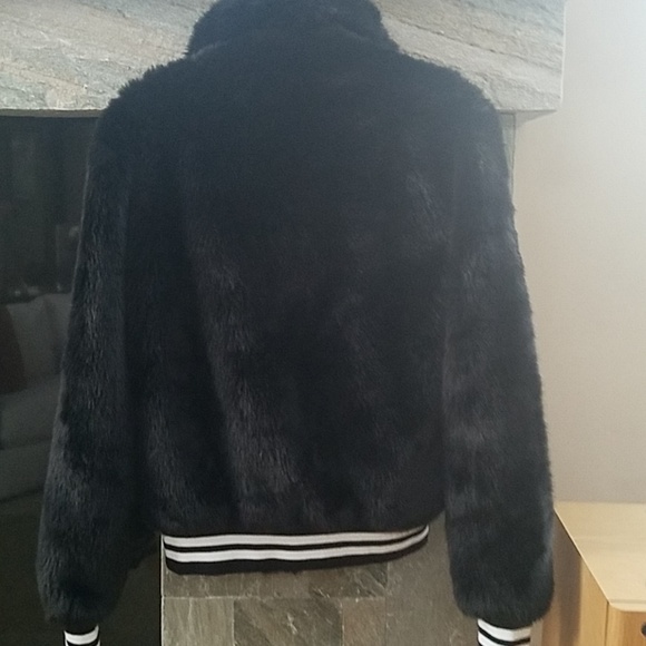 n: PHILANTHROPY - Picture 4 of 6